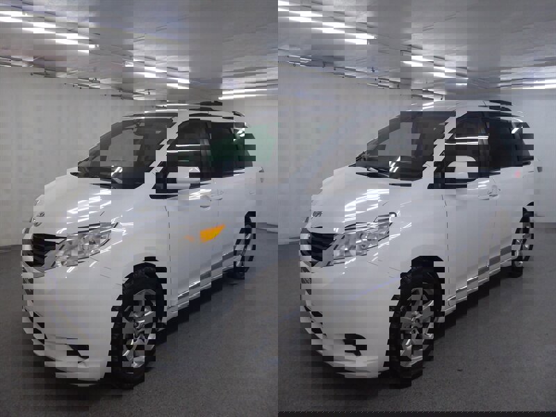 Used 2014 Toyota Sienna LE image 3