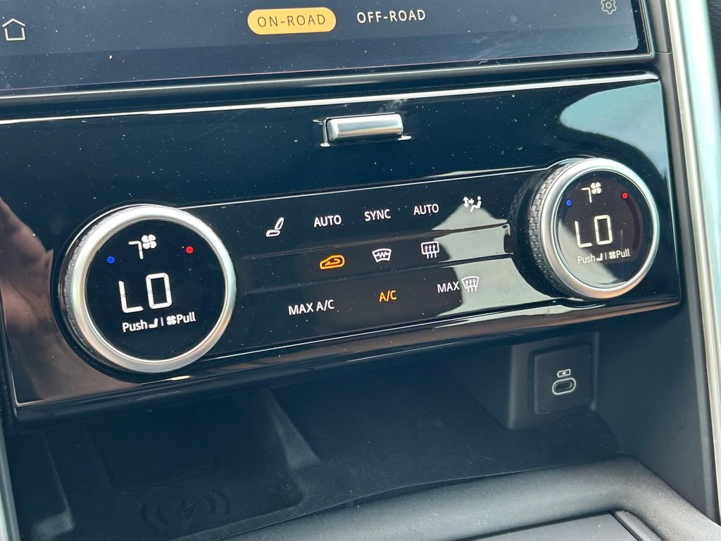 Used 2024 Land Rover Discovery Dynamic SE image 33