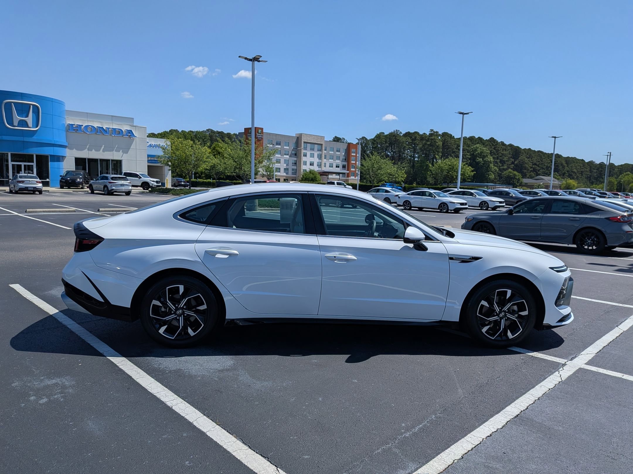 Used 2025 Hyundai Sonata SEL FWD image 2