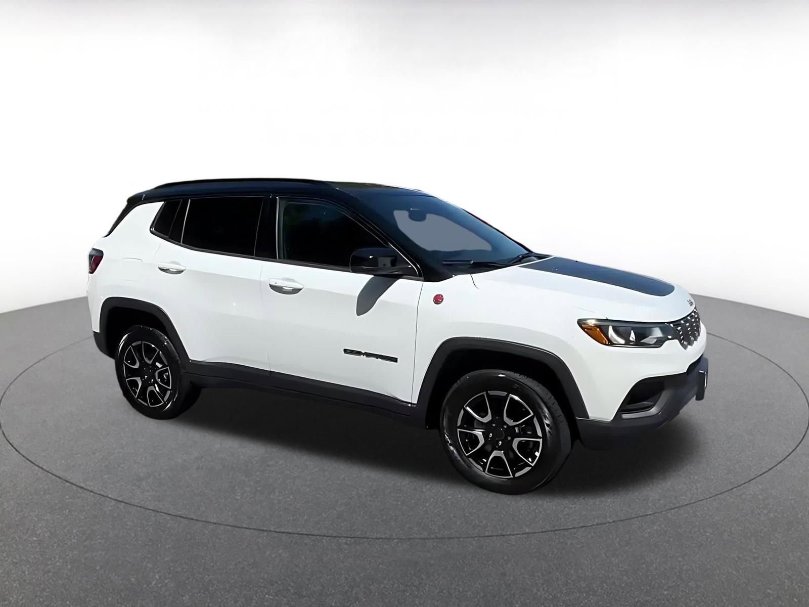 Used 2025 Jeep Compass Trailhawk AWD/4WD image 2