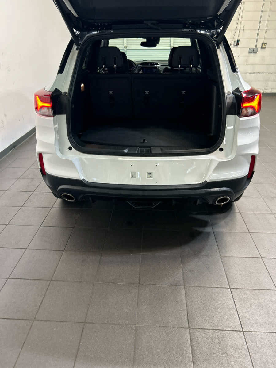 Used 2023 Chevrolet TrailBlazer RS w/ Sun and Liftgate Package FWD image 11