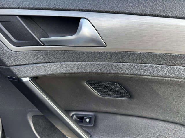 Used 2017 Volkswagen Golf SE image 42