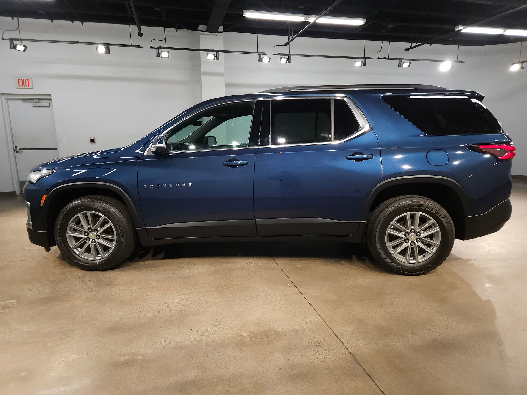 Used 2023 Chevrolet Traverse LT w/ Rear Camera Mirror Package FWD image 4