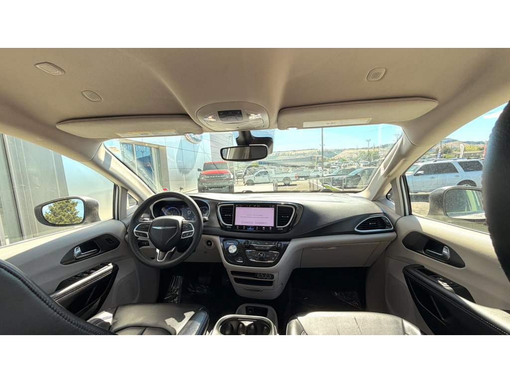 Used 2023 Chrysler Pacifica Touring-L FWD image 15