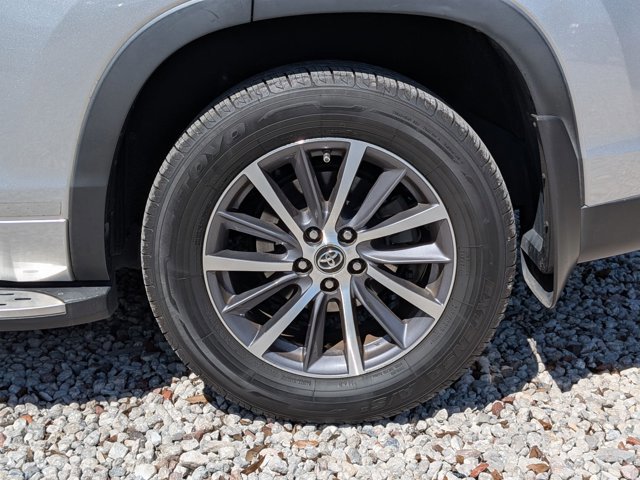 Used 2017 Toyota Highlander XLE image 3