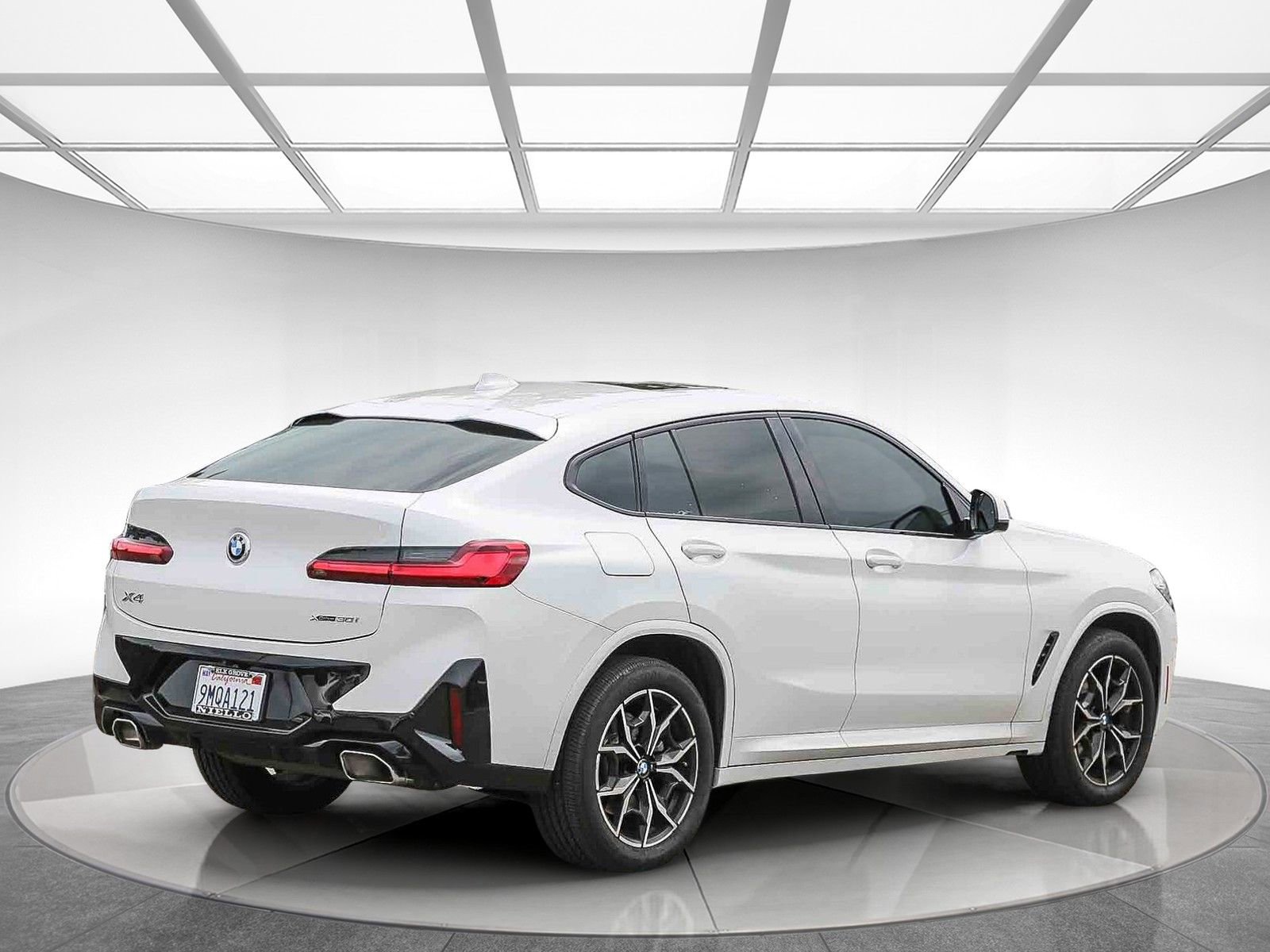 Used 2024 BMW X4 xDrive30i w/ Premium Package AWD/4WD image 3