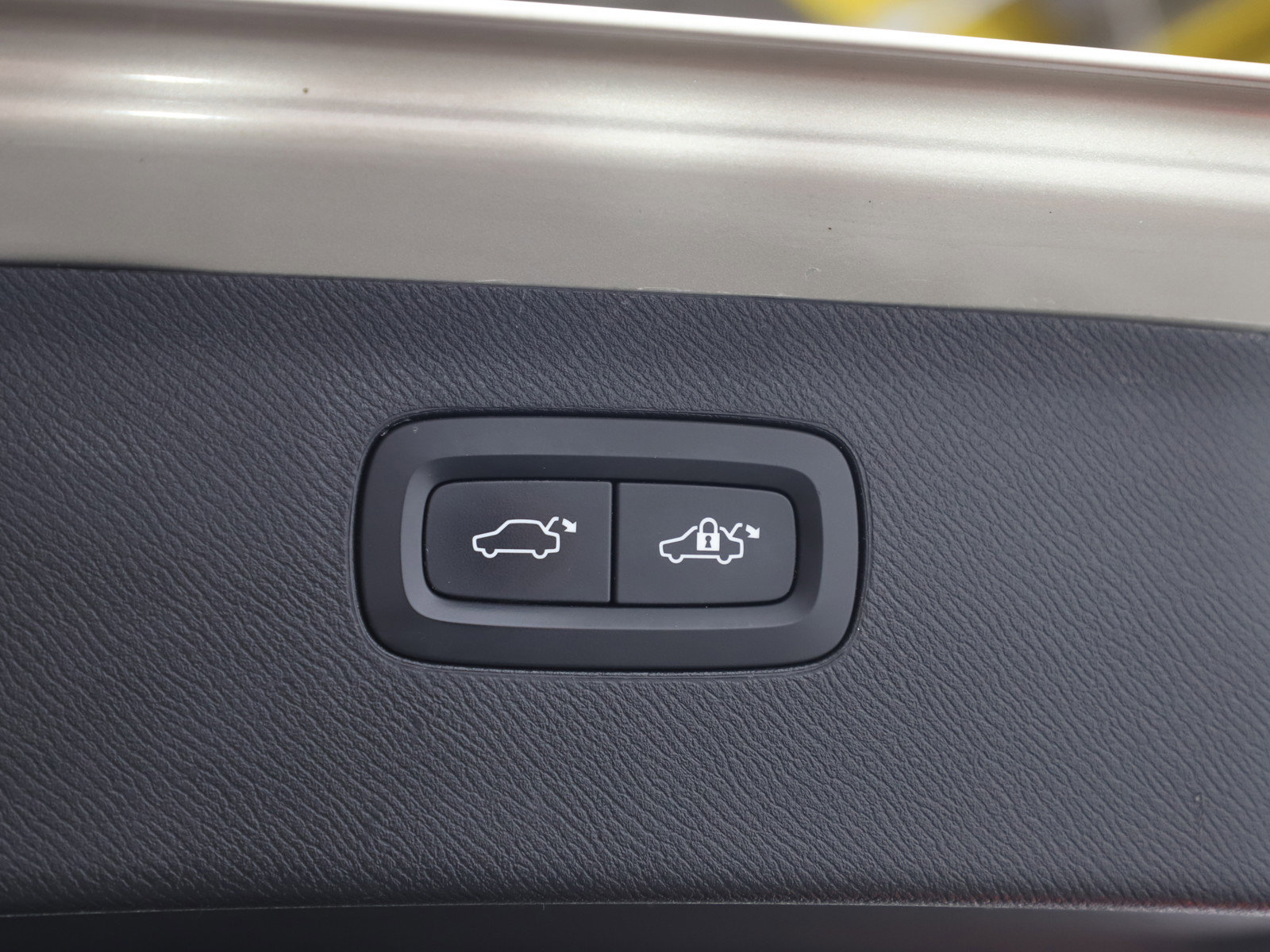 Used 2016 Volvo XC90 T6 Momentum w/ Momentum Plus Package image 21