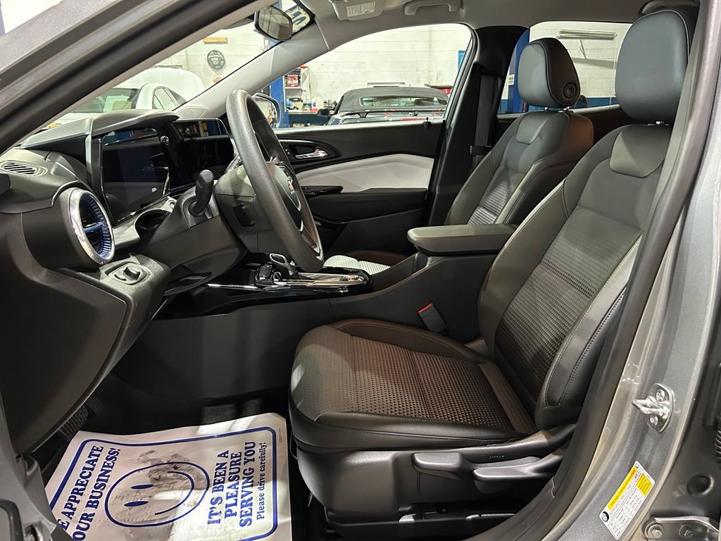 Used 2025 Chevrolet Trax LT FWD image 15