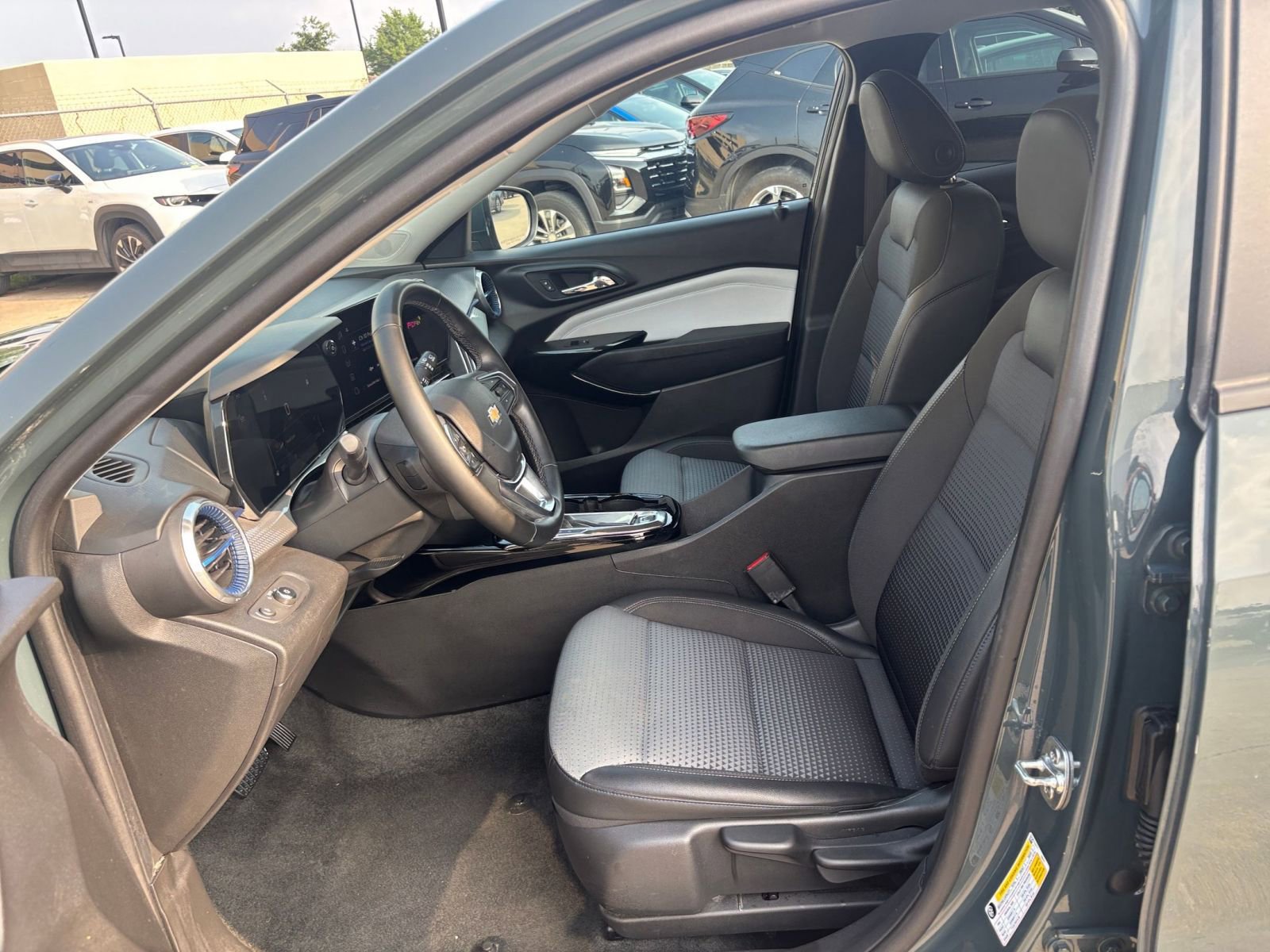 Used 2025 Chevrolet Trax LT w/ LT Convenience Package FWD image 25