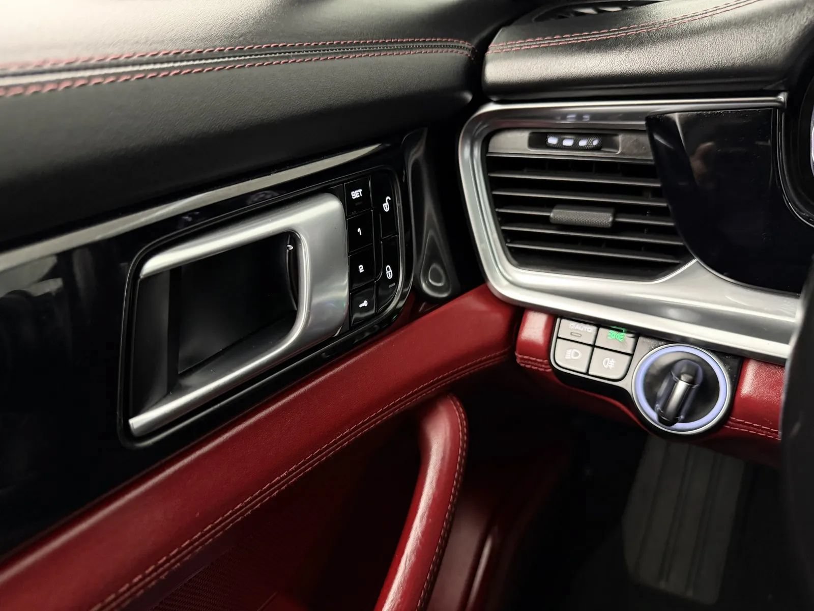 Used 2018 Porsche Panamera RWD image 17