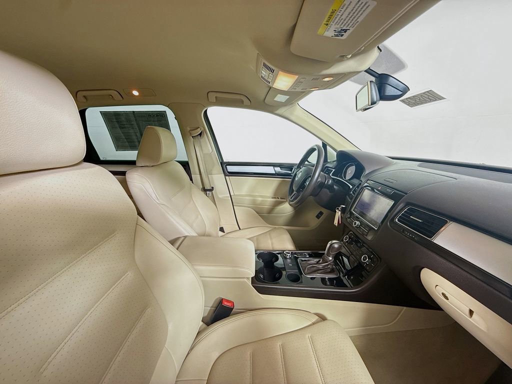 Used 2011 Volkswagen Touareg Sport image 28