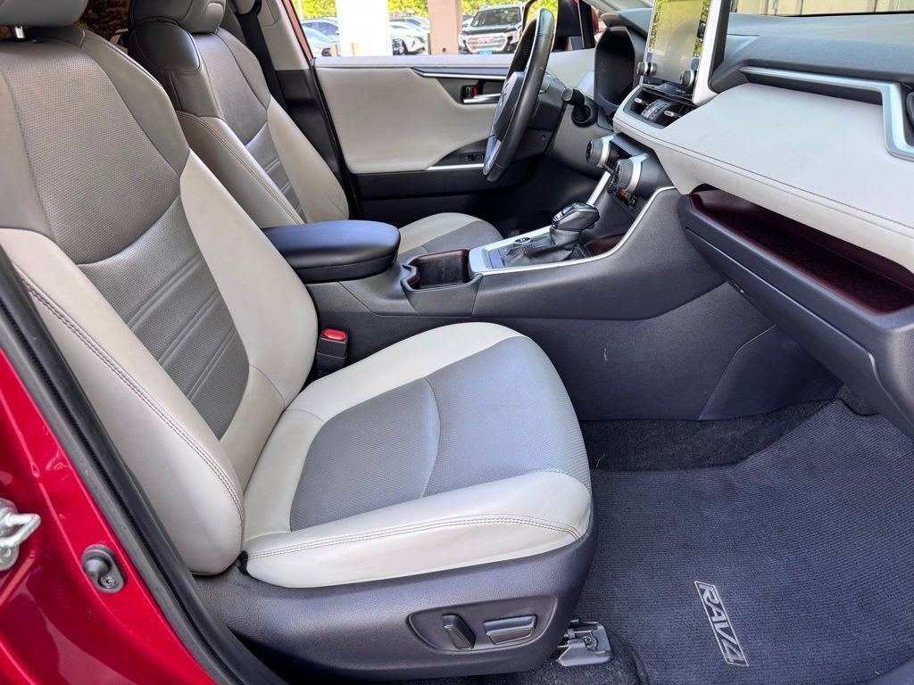 Used 2022 Toyota RAV4 Limited image 16