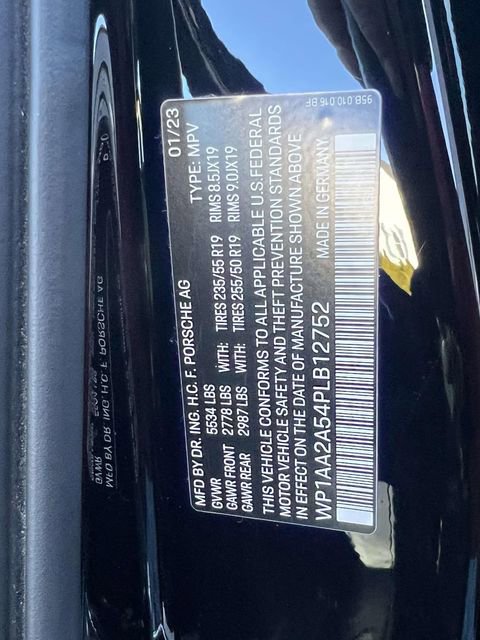 Certified 2023 Porsche Macan AWD/4WD image 16