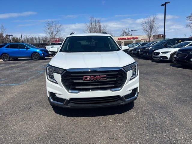 Used 2024 GMC Terrain SLE w/ Driver Convenience Package image 3