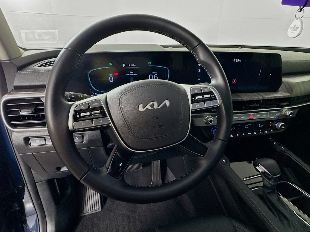 Used 2025 Kia Telluride EX w/ EX Captain's Chair Package FWD image 11