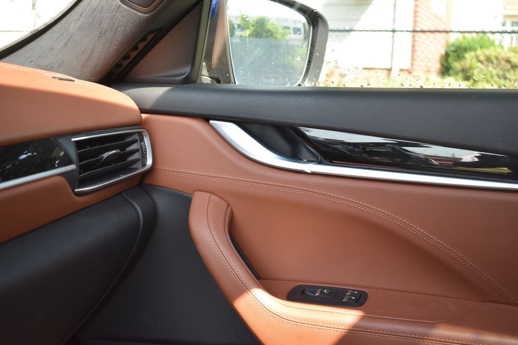 Used 2020 Maserati Levante AWD/4WD image 17