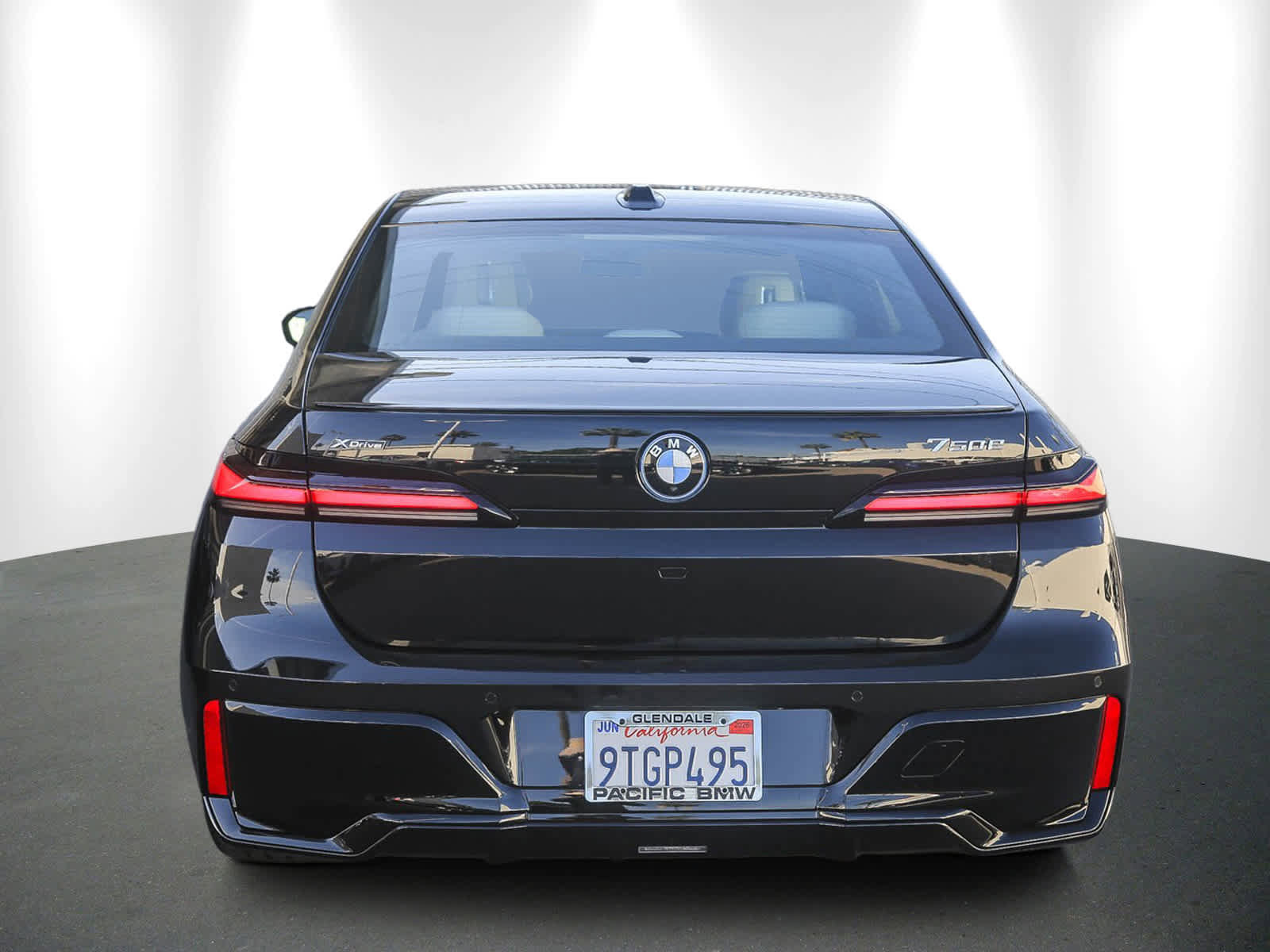 Used 2025 BMW 750e xDrive w/ Premium Package image 5