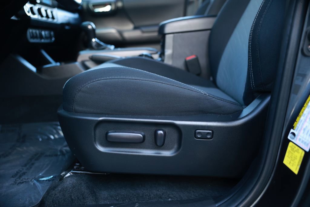 Used 2022 Toyota Tacoma TRD Sport w/ Technology Package image 19