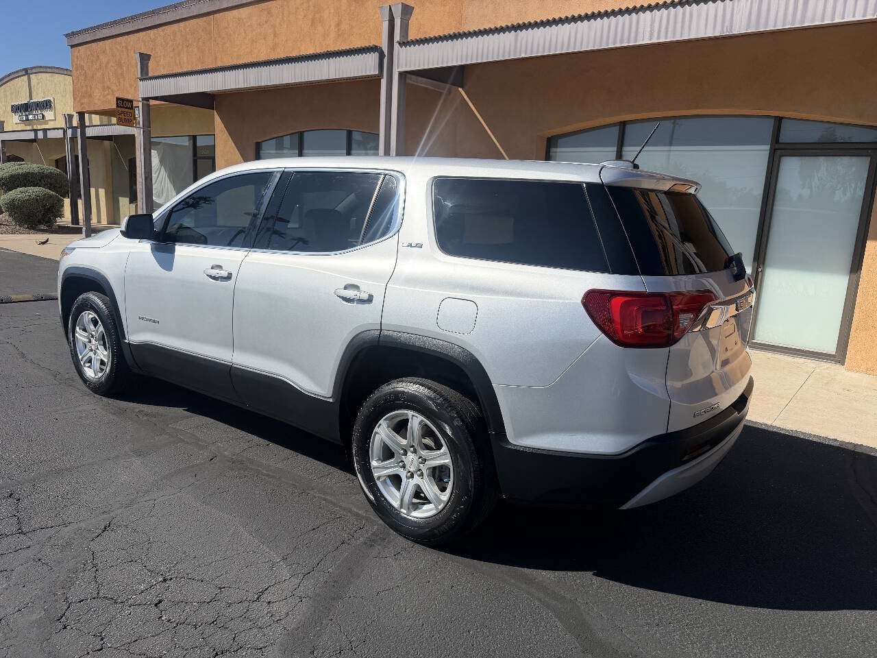 Used 2018 GMC Acadia SLE w/ LPO, Cargo Package FWD image 5