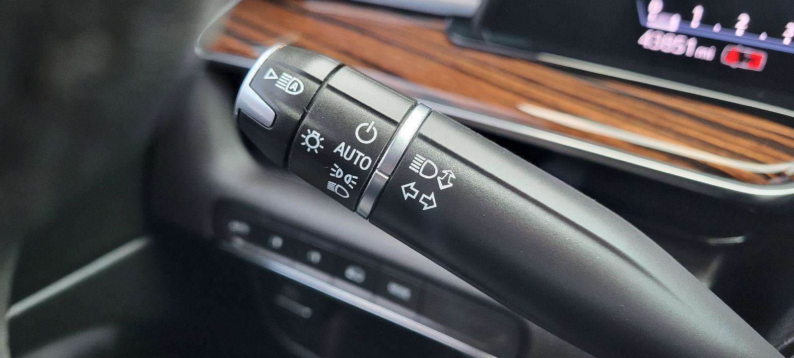 Used 2023 Cadillac Escalade Premium Luxury image 16