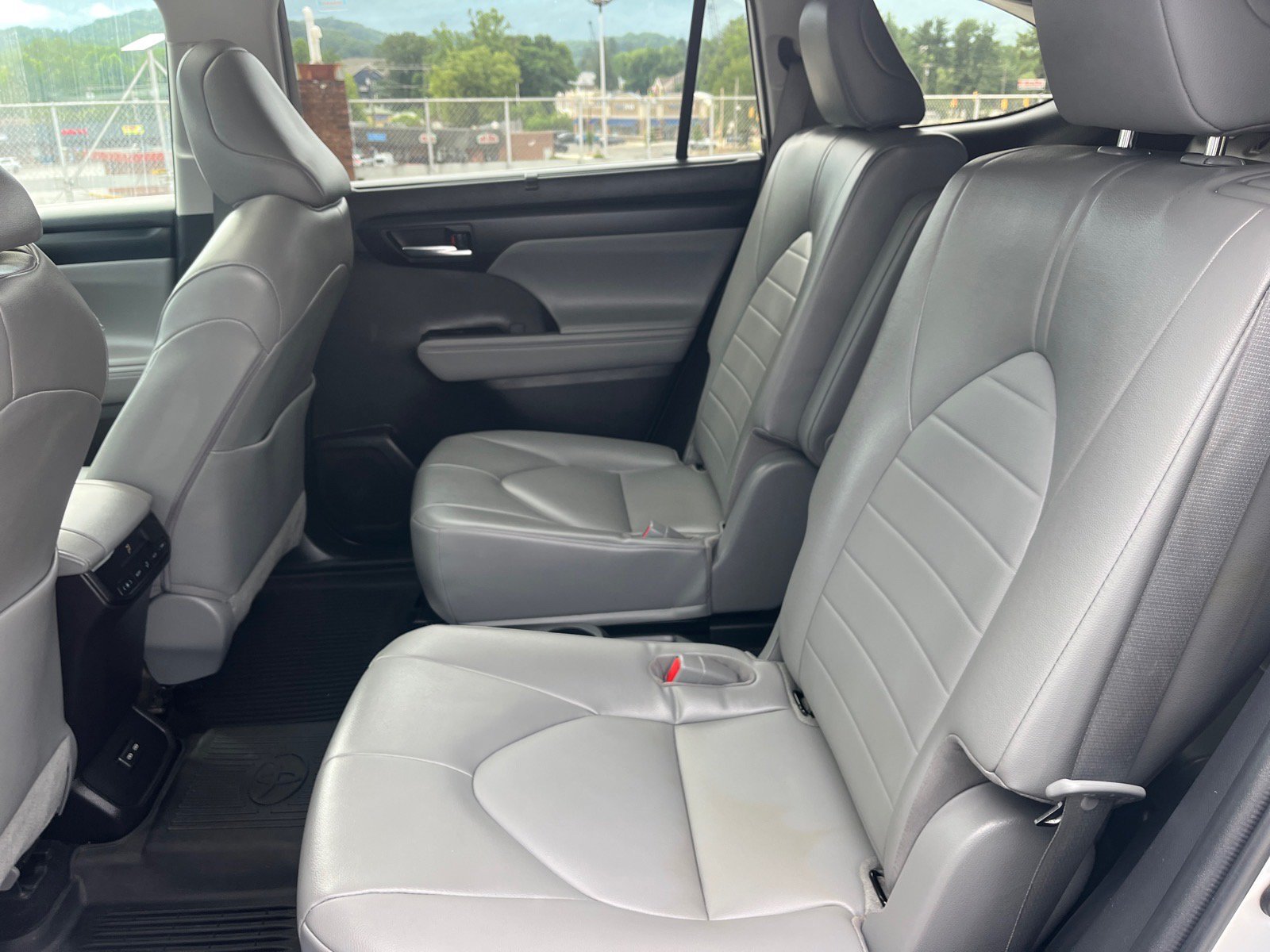 Used 2022 Toyota Highlander XLE AWD/4WD image 18