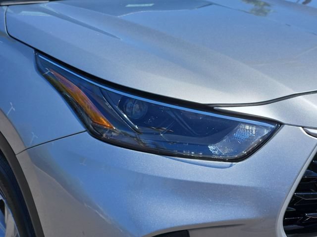 Used 2023 Toyota Highlander LE FWD image 11
