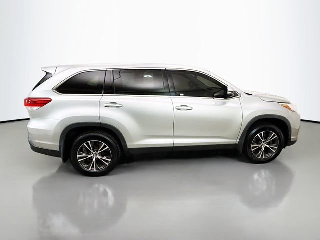 Used 2019 Toyota Highlander LE AWD/4WD image 8