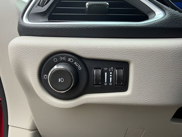 Used 2024 Chrysler Pacifica Limited FWD image 17