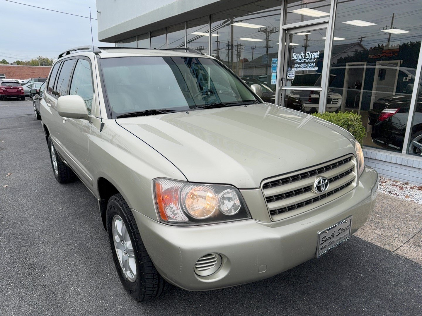 Used 2003 Toyota Highlander 4WD V6 w/ Appearance Pkg image 2