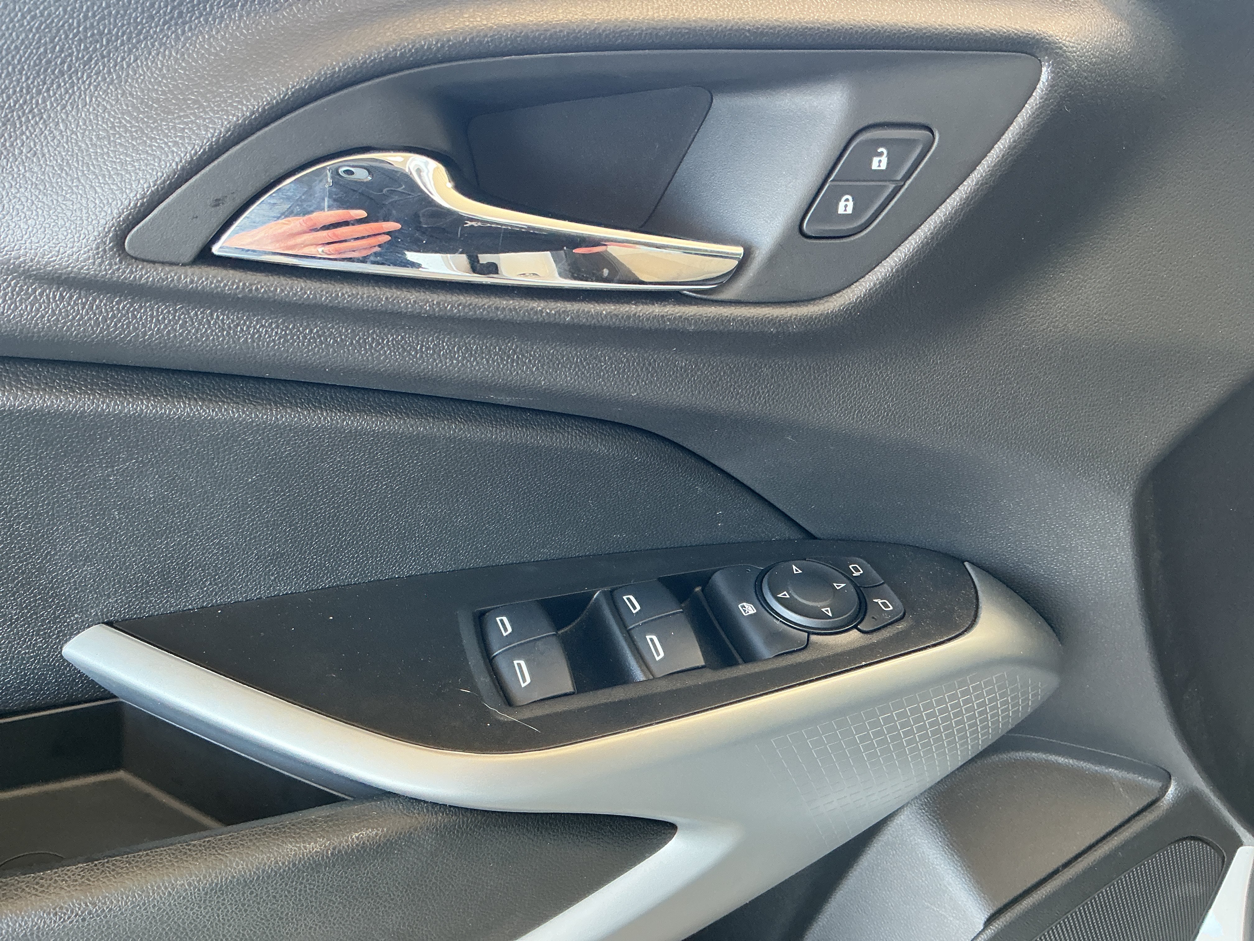Used 2025 Chevrolet Trax LS w/ LS Convenience Package FWD image 28