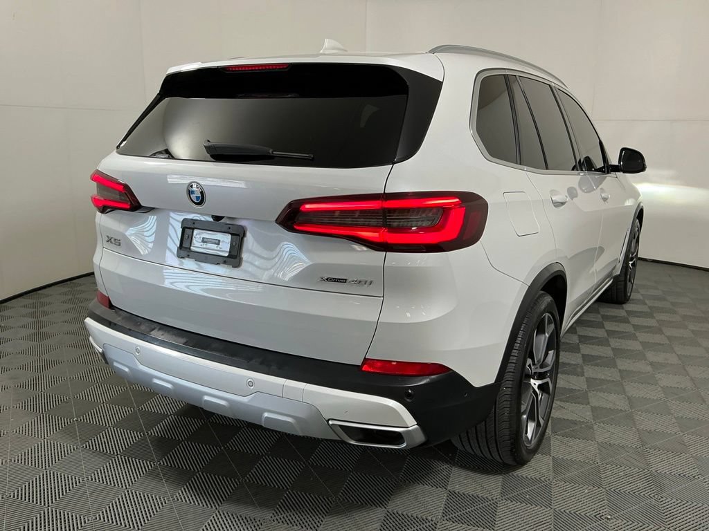 Certified 2022 BMW X5 xDrive40i w/ Parking Assistance Package AWD/4WD image 5