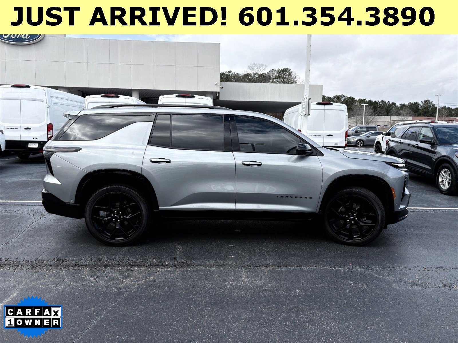 Used 2024 Chevrolet Traverse RS image 1