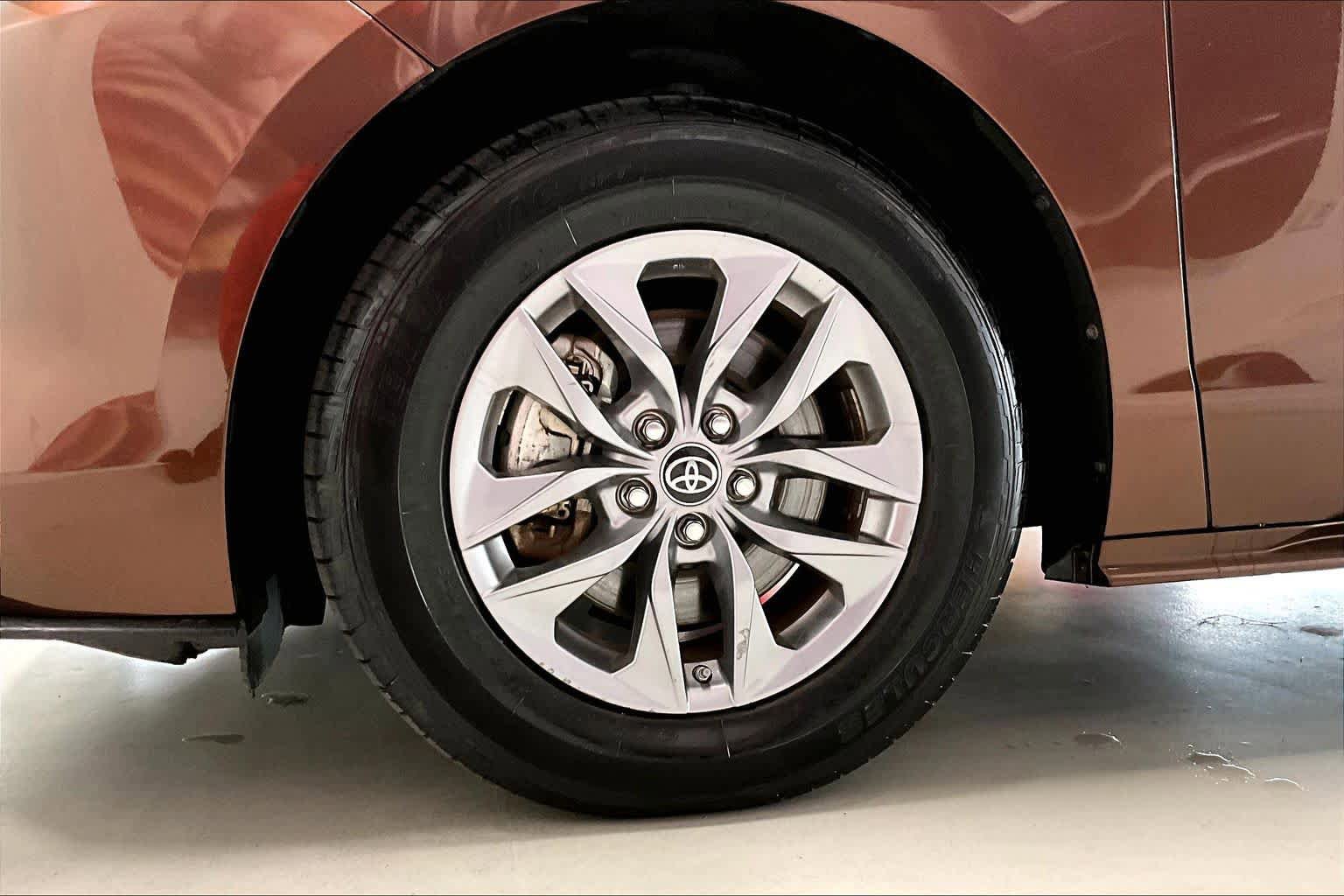 Used 2022 Toyota Sienna XLE image 8
