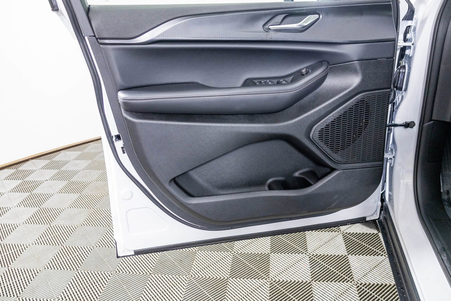 New 2025 Jeep Grand Cherokee L Altitude image 16