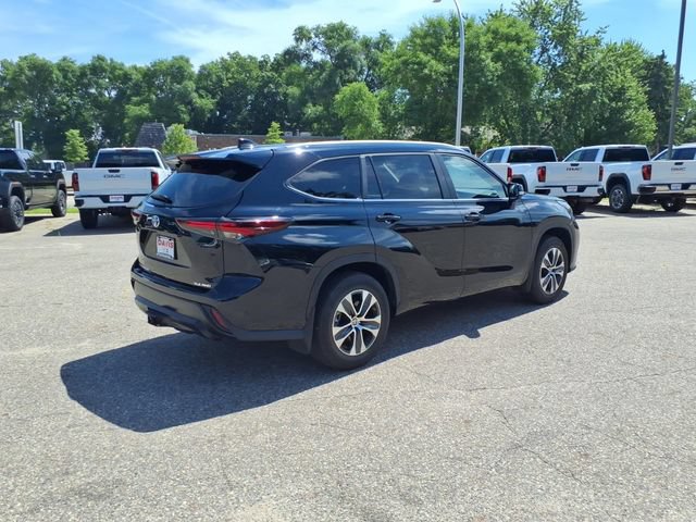 Used 2024 Toyota Highlander XLE AWD/4WD image 3