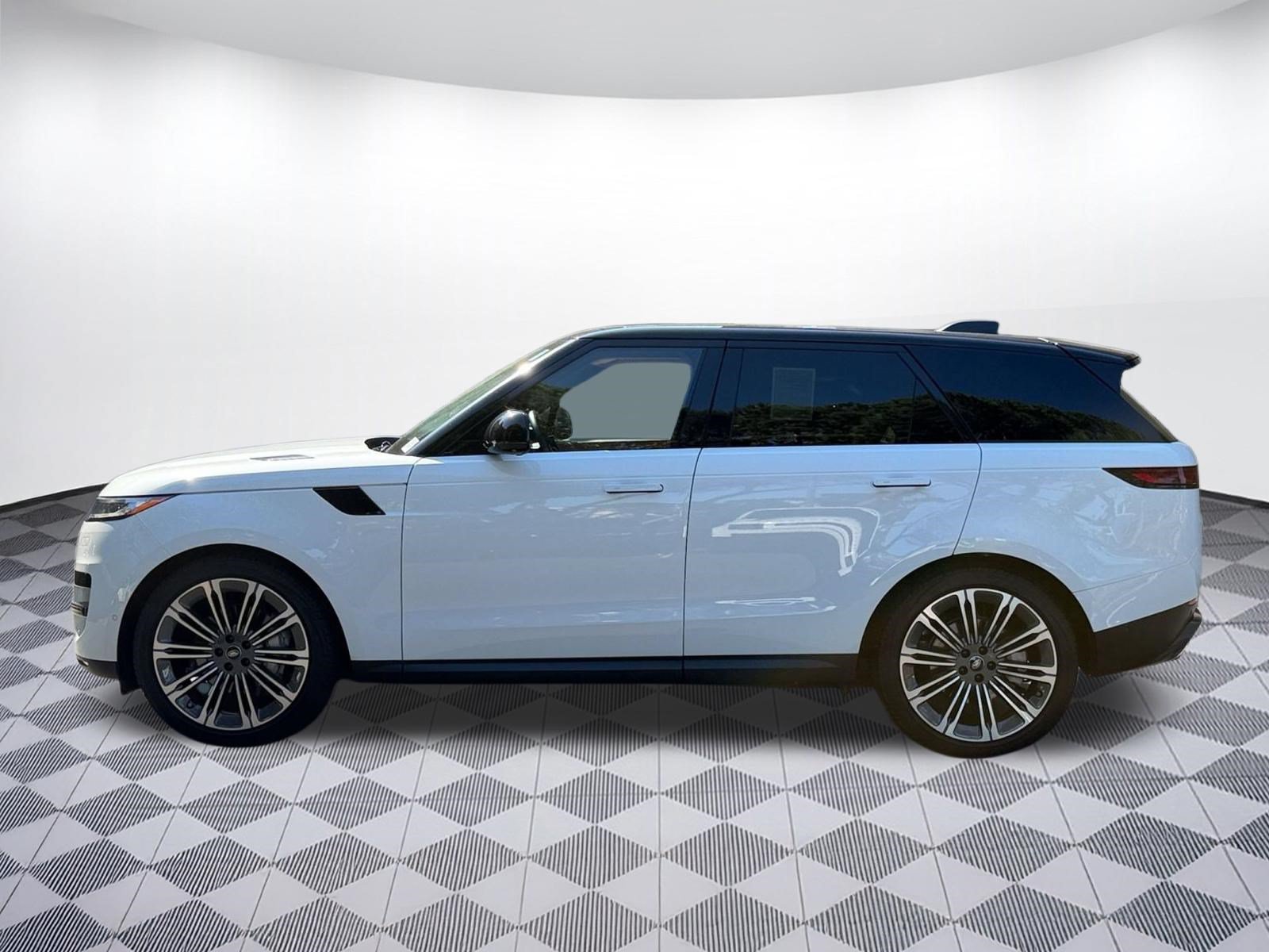 Used 2024 Land Rover Range Rover Sport SE AWD/4WD image 2