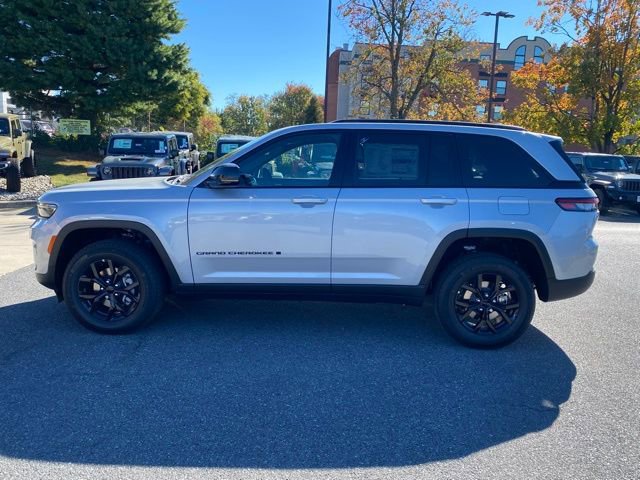 New 2025 Jeep Grand Cherokee Altitude AWD/4WD image 4