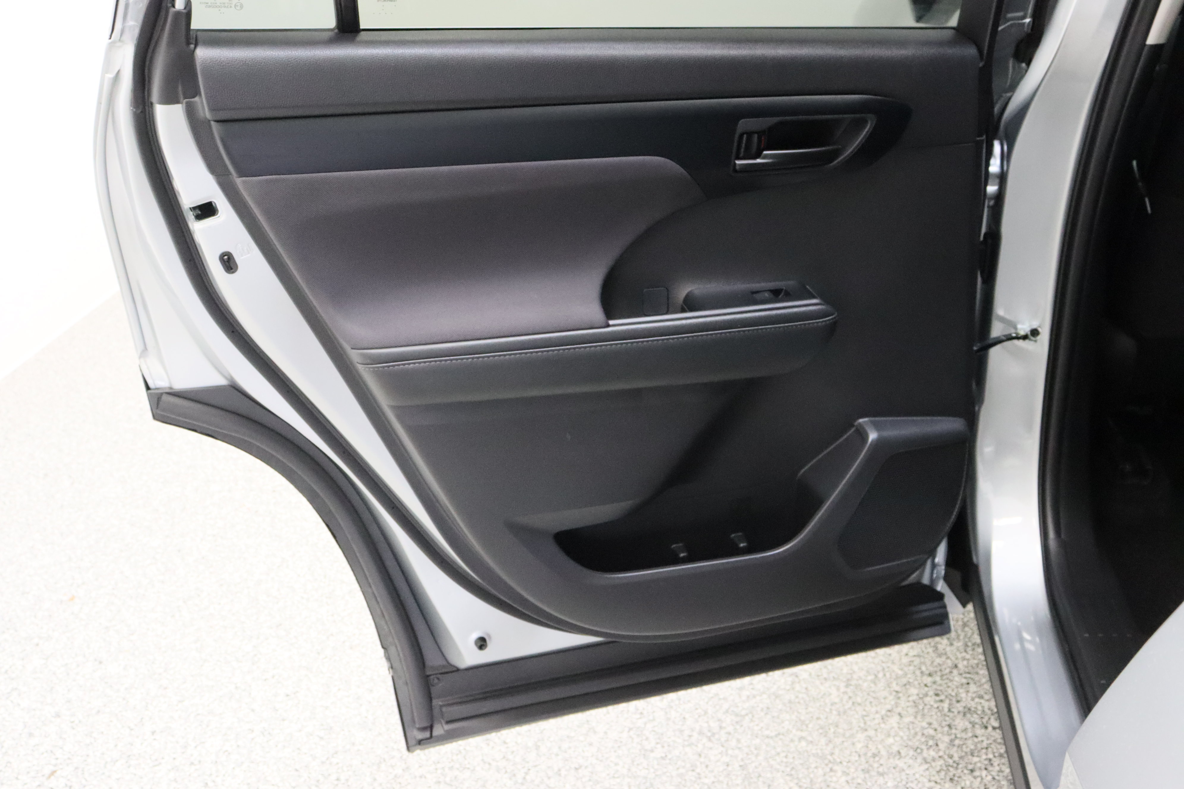 Certified 2025 Toyota Highlander LE FWD image 26