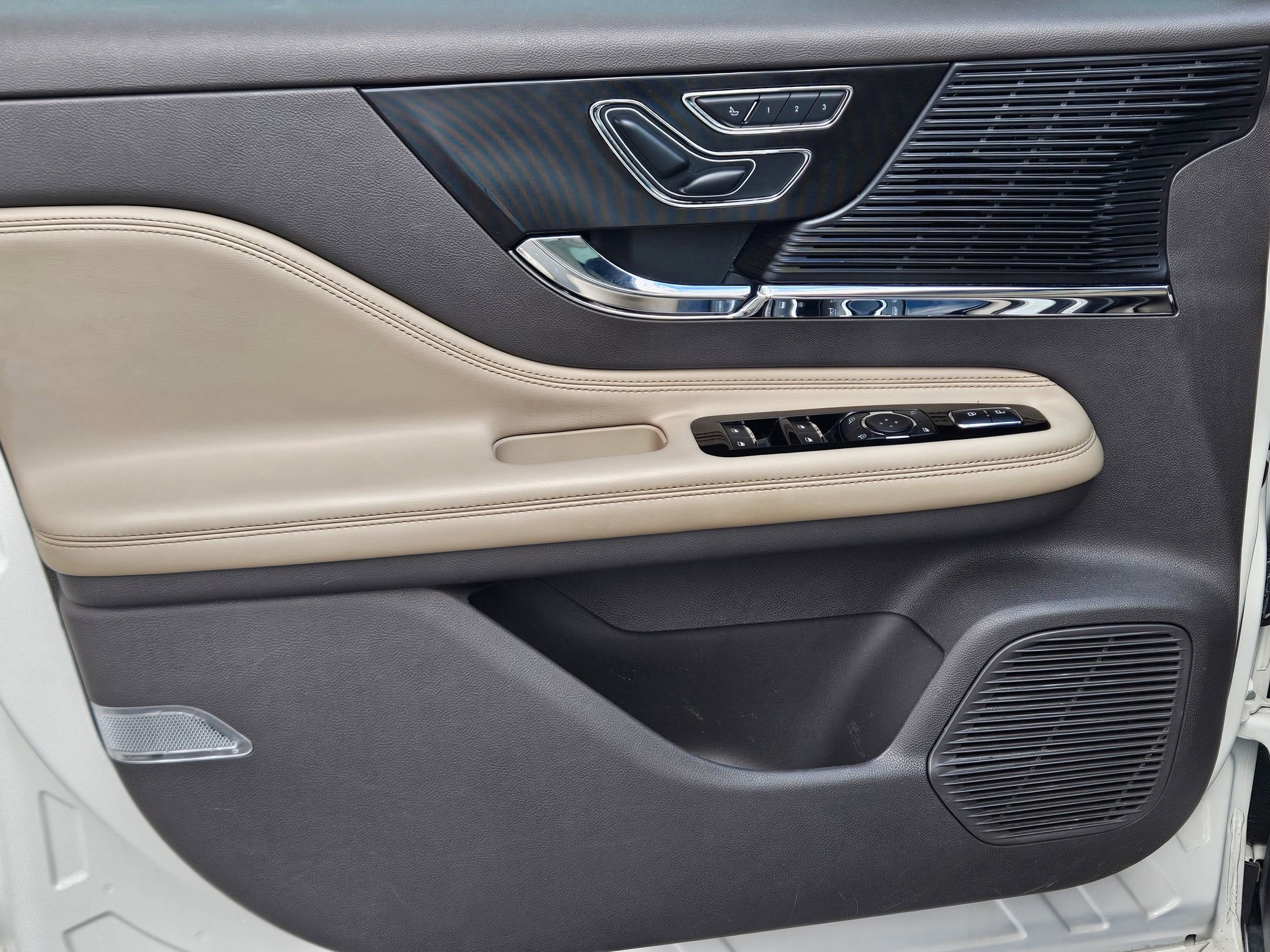 Used 2022 Lincoln Corsair FWD w/ Premium Package image 17