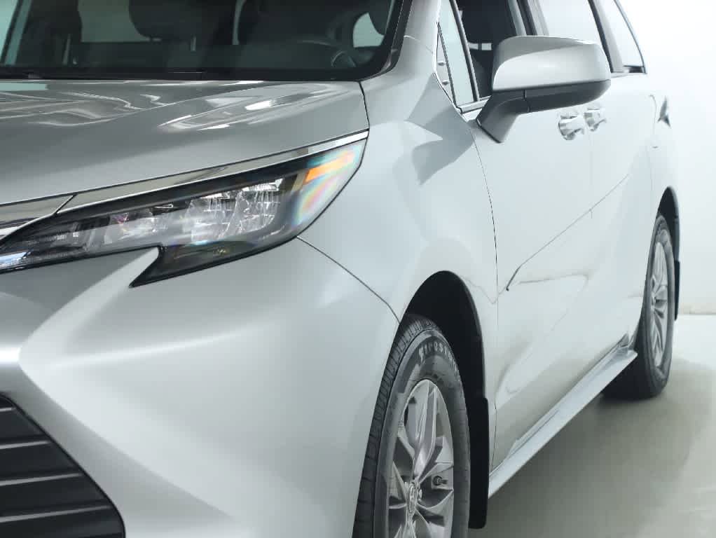 Used 2025 Toyota Sienna LE FWD image 4