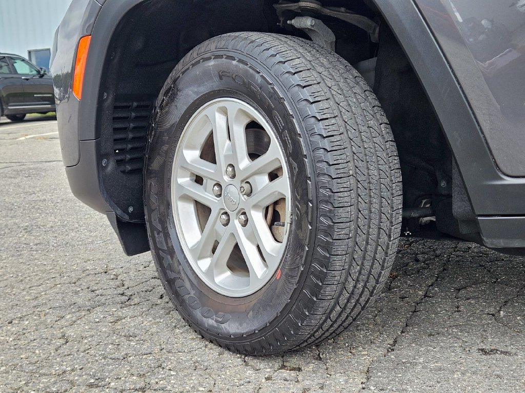 Used 2024 Jeep Grand Cherokee Laredo AWD/4WD image 30