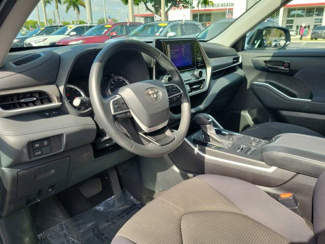 Used 2023 Toyota Highlander LE AWD/4WD image 14