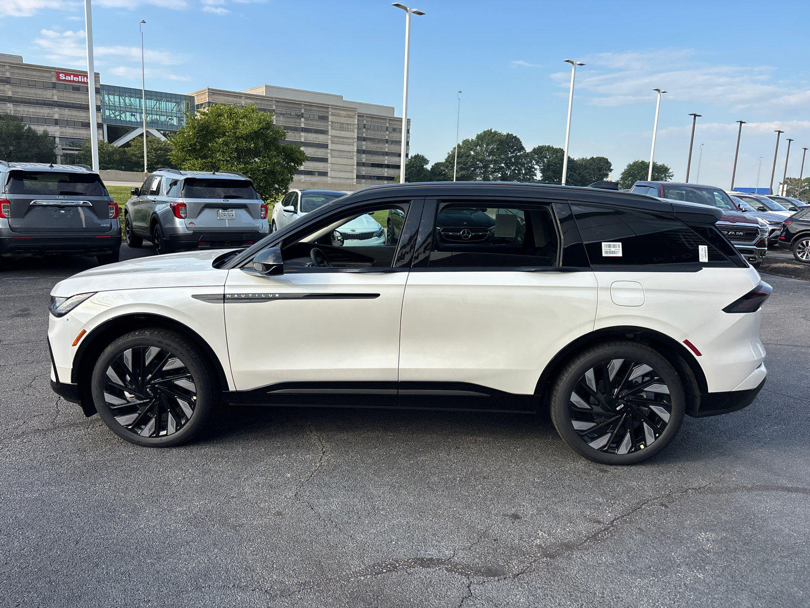 New 2026 Lincoln Nautilus Reserve AWD/4WD image 4