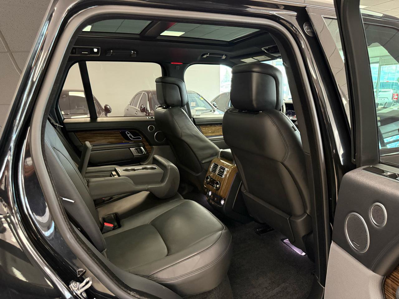 Used 2018 Land Rover Range Rover HSE image 23