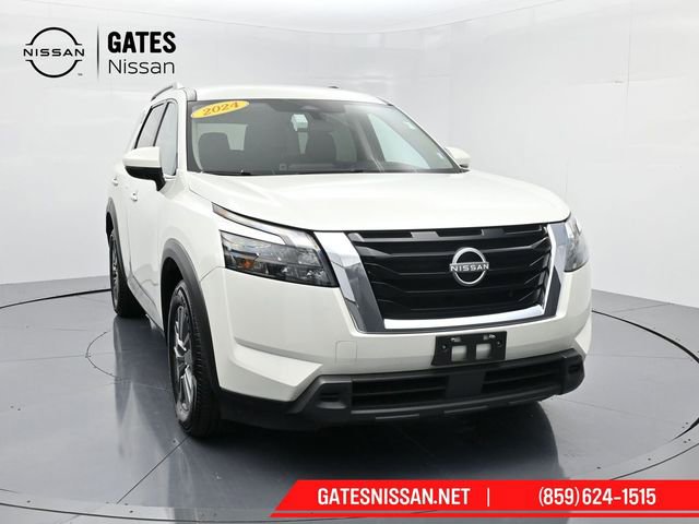 Used 2024 Nissan Pathfinder SV image 2
