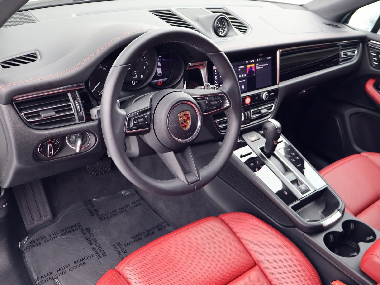 Certified 2025 Porsche Macan AWD/4WD image 4