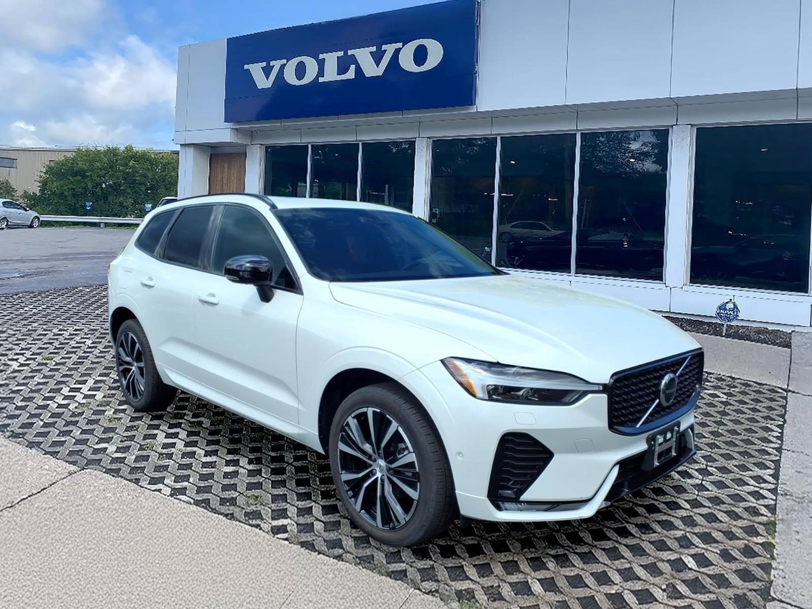 Certified 2025 Volvo XC60 B5 Plus AWD/4WD image 1