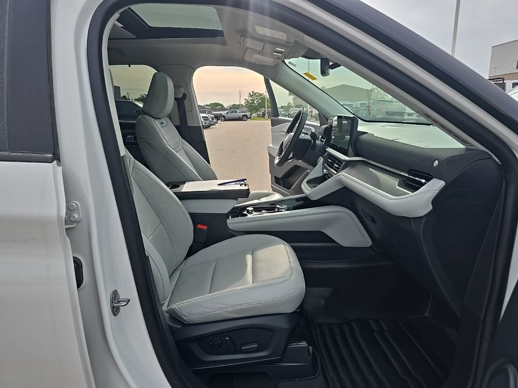 Used 2025 Ford Explorer Platinum w/ LUX Leather Package AWD/4WD image 22
