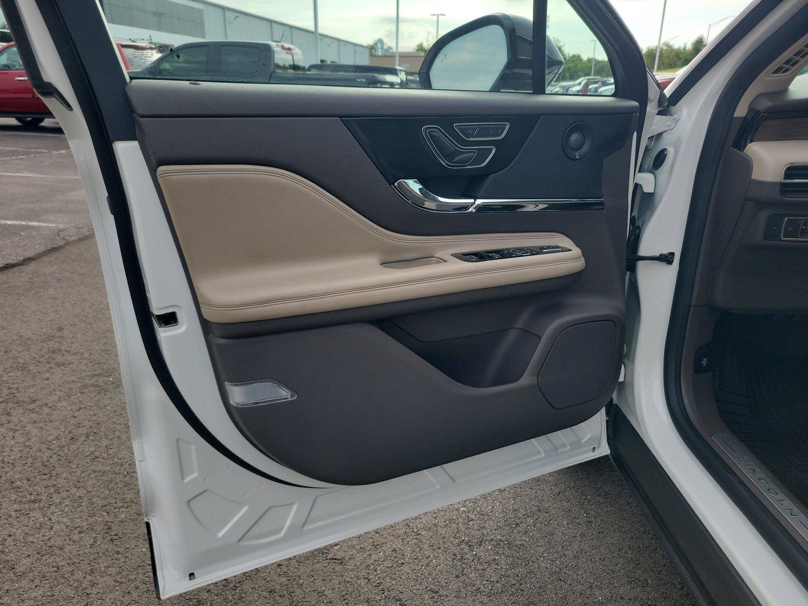 Used 2021 Lincoln Corsair Reserve w/ Elements Package FWD image 17
