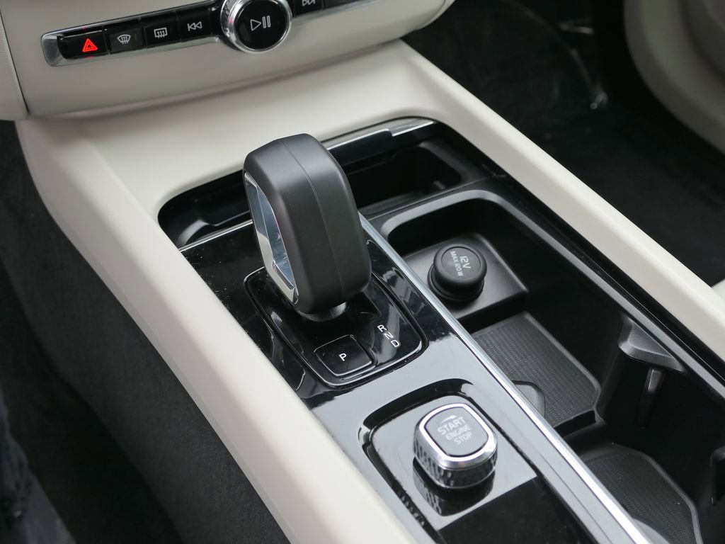 Used 2024 Volvo XC60 B5 Plus image 21